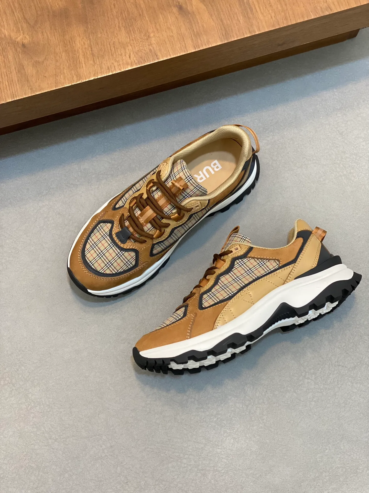💰660 Burberry 2024🆕Ss men's classic low-cut thick-soled sneakers, made of first-grain cowhide and decorated with the new brand logo. First-layer cowhide foot pads, heel decorated with Burberry letter embossed logo, T men's men's shoes 💰U original outsole! Size: 39-44 (customized at 38.45)